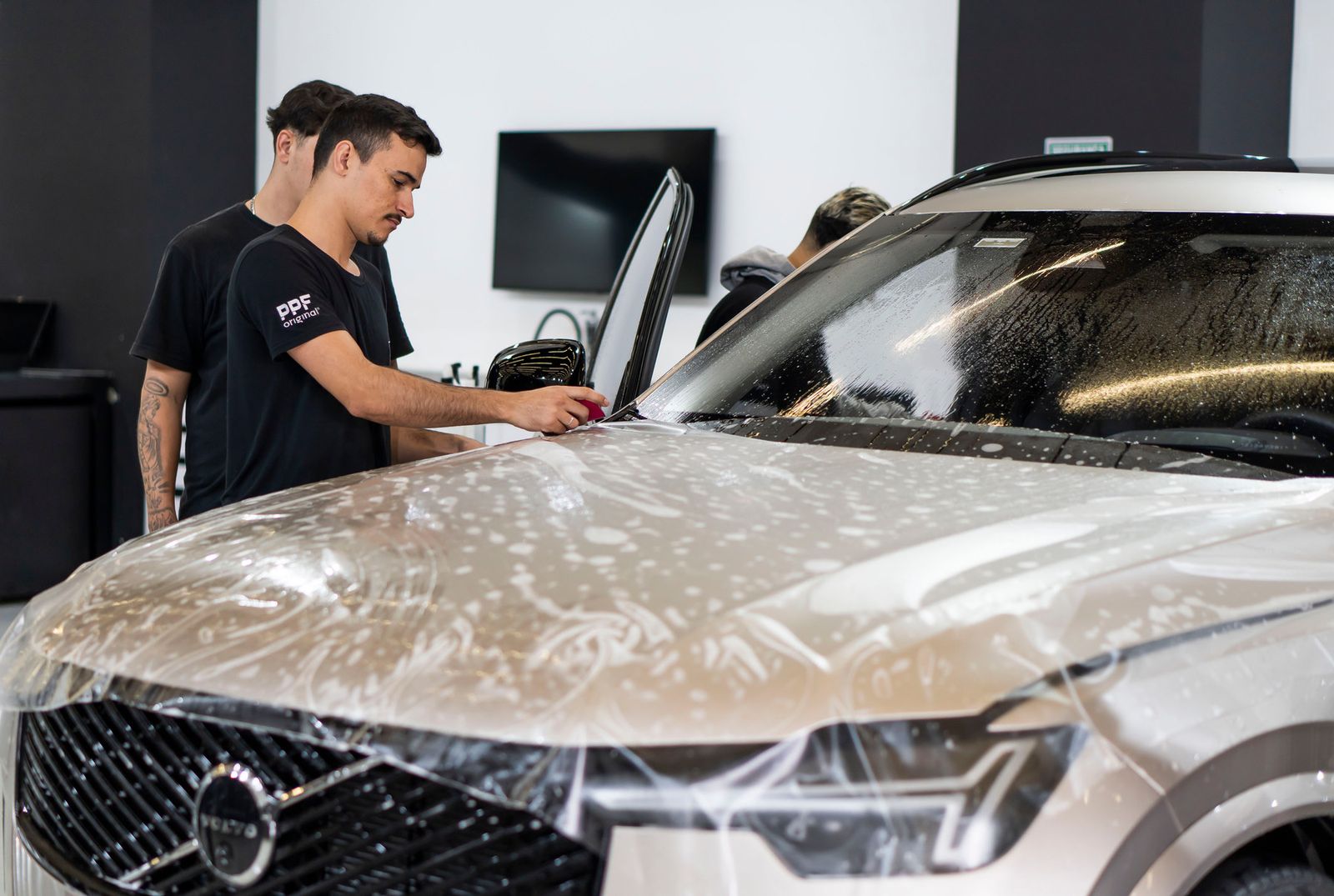 Instalador da Wingard aplicando PPF com corte eletrônico